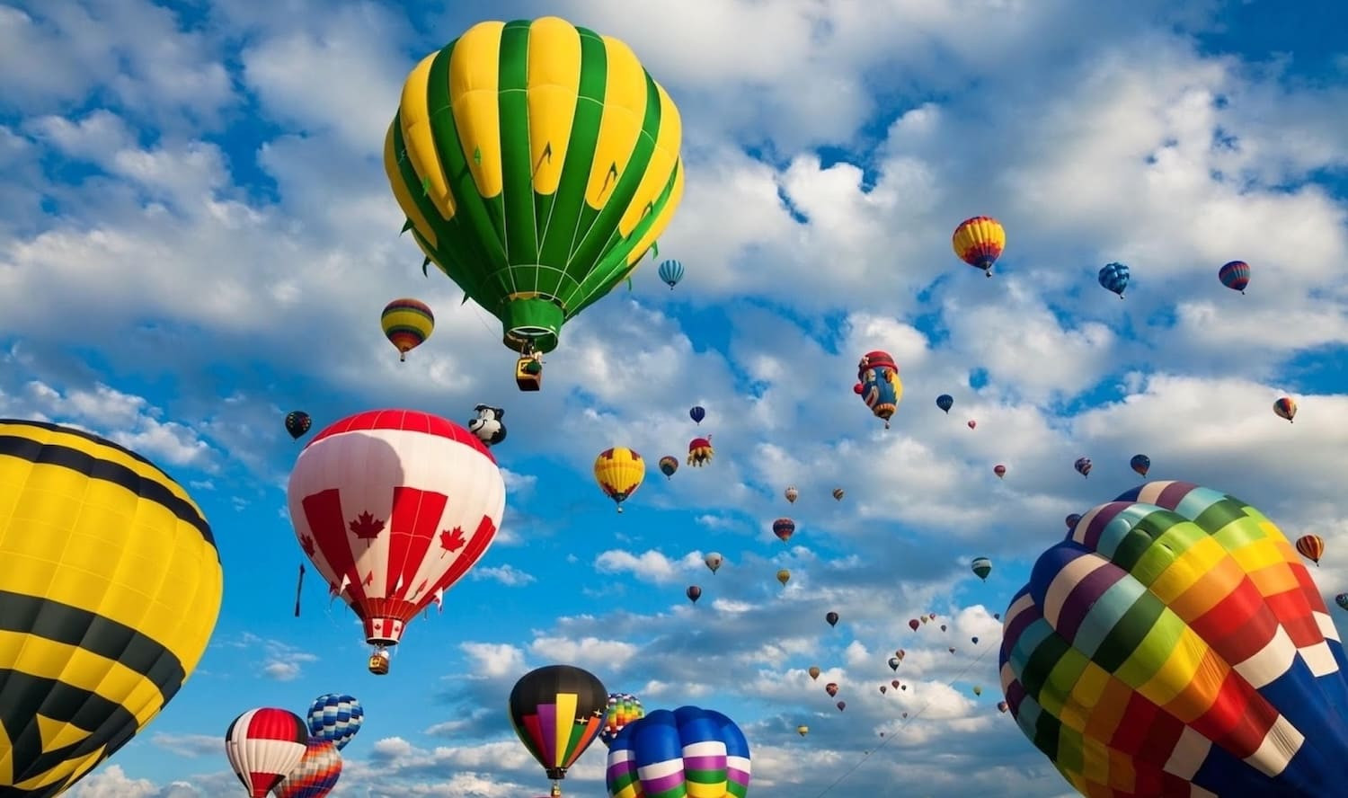 Grafika przedstawiająca osobę unoszoną przez balony, co symbolizuje rozwój talentów i uwalnianie potencjału w organizacji.