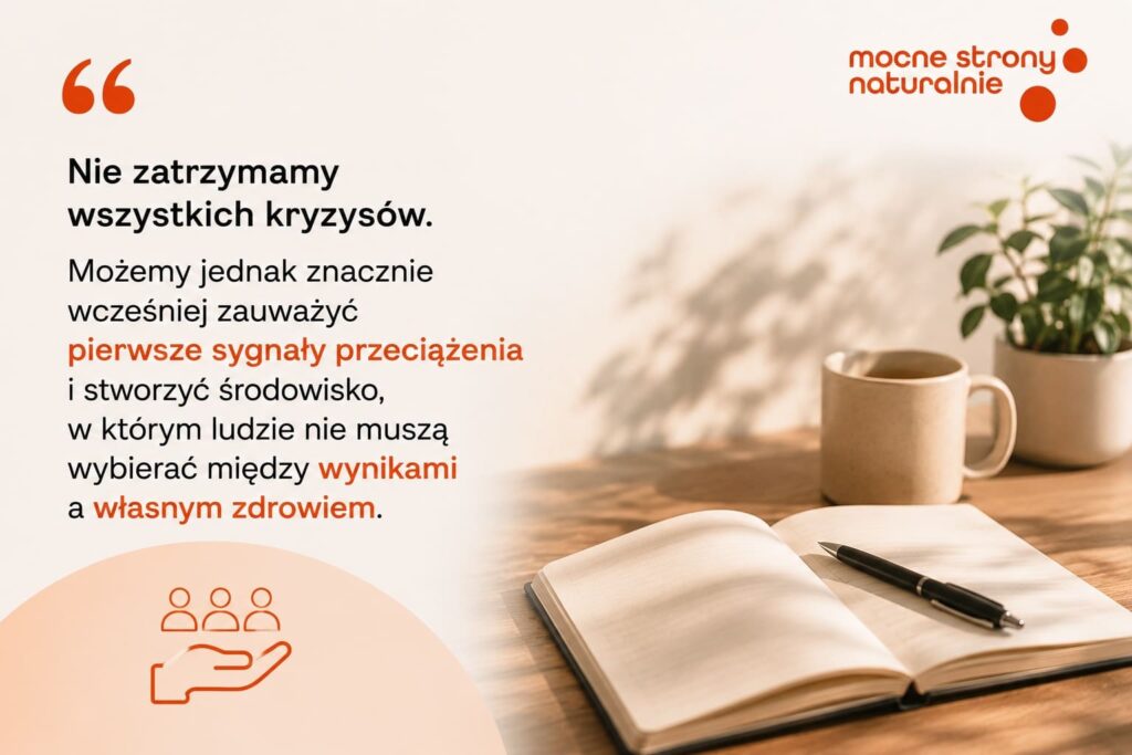 Otwarte notatki na biurku z cytatem o tym, jak ważne jest zauważenie początkowych pierwszych sygnałów wypalenia zawodowego lidera.