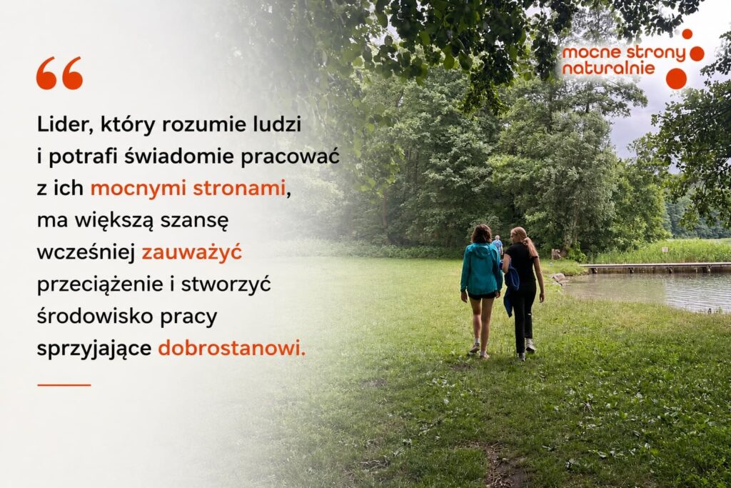 Dwie kobiety spacerujące nad wodą, symbolizujące dobrostan w pracy i wykorzystanie mocnych stron pracownika.
